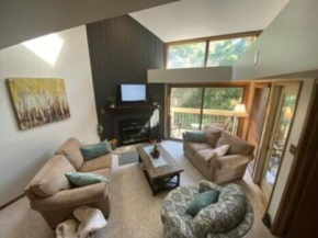 Comfy Lakeview End Unit with many Amenities